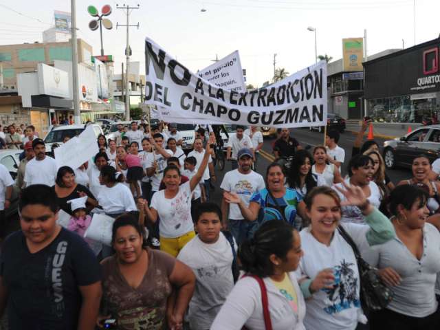 El Chapo's supporters march in Culiacan Wednesday (www.blick.ch)