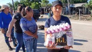 People in Navolato, Sinaloa, lining up for food donations from the Sinaloa Cartel after Hurricane Norma. (X)