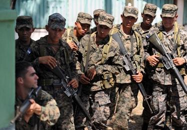 Honduran army troops training with US Marines (wikimedia.org)